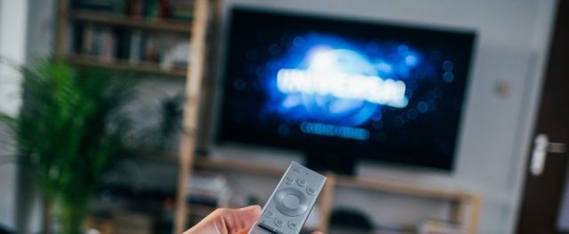 Smart TV with Remote Control and Universal Logo on the Screen © unsplash.com/Jonas Leupe