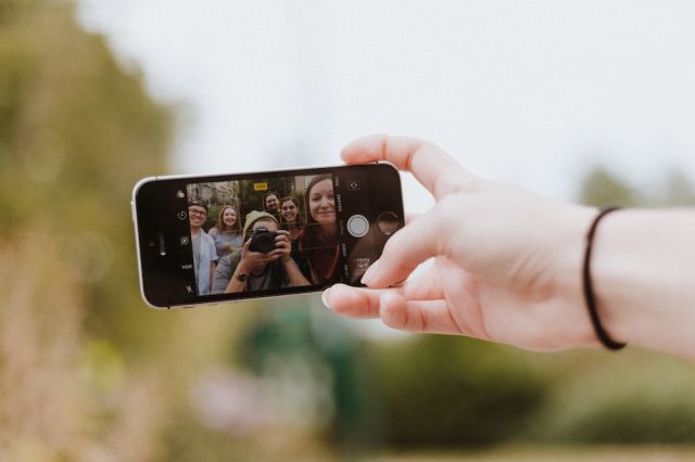 Happy Students with Smartphone © unsplash.com/Priscilla du Preez