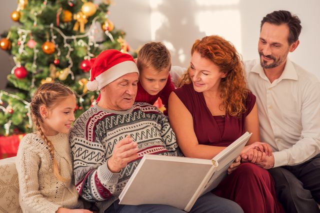 Glückliche Familie vor dem Christbaum © Shutterstock/True Touch Lifestyle