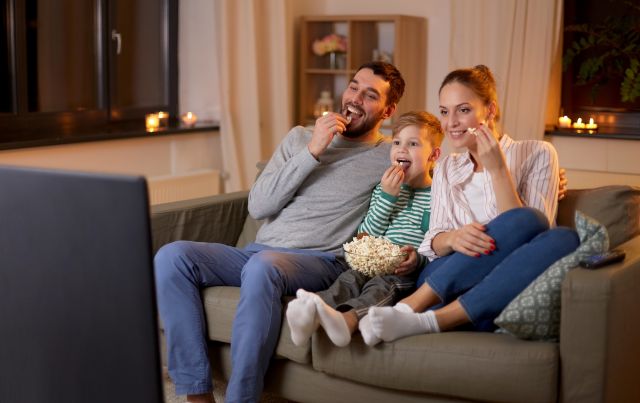 Familie vor dem Fernseher © Adobe Stock